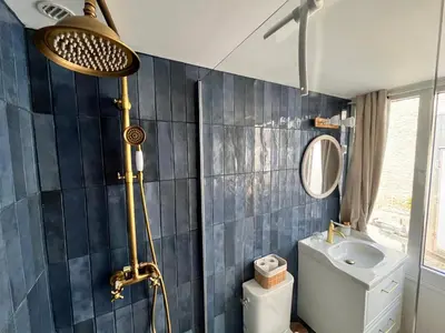 Salle de bains dans l'établissement Studio Confort Bourg de Mer sur Gold Beach