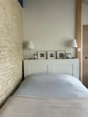 Un ou plusieurs lits dans un hébergement de l'établissement Studio Confort Bourg de Mer sur Gold Beach
