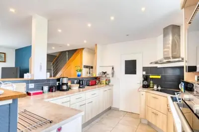 Cuisine ou kitchenette dans l'établissement Villa confortable à Ranville, piscine privée
