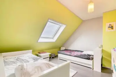 Un ou plusieurs lits dans un hébergement de l'établissement Villa confortable à Ranville, piscine privée