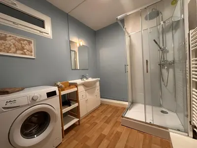 Salle de bains dans l'établissement Au Loysel Prestations de qualité au coeur de Cherbourg