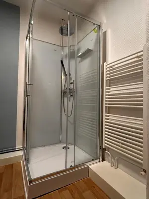 Salle de bains dans l'établissement Au Loysel Prestations de qualité au coeur de Cherbourg