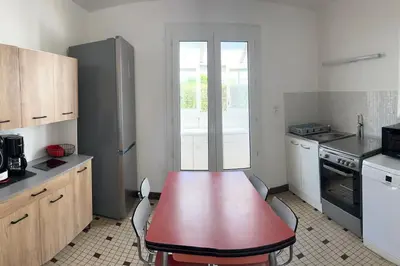 Cuisine ou kitchenette dans l'établissement Maison historique familiale 300m de la mer Sword Beach