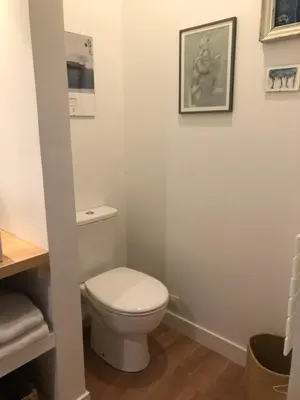 Salle de bains dans l'établissement La chambre au piano