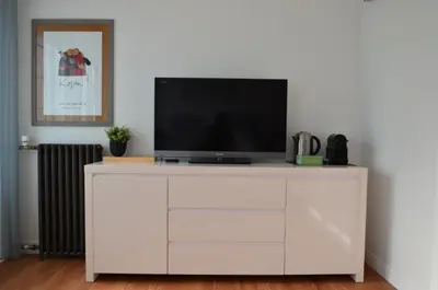 Télévision ou salle de divertissement dans l'établissement La chambre au piano