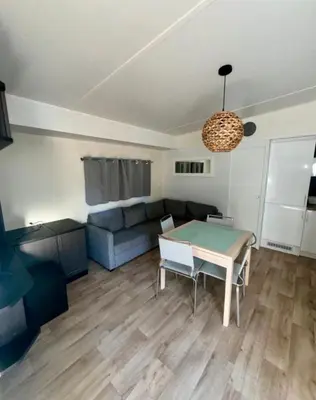 Coin salon dans l'établissement Mobilhome moderne avec grande terrasse, pergola, HUDIMESNIL