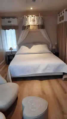 Un ou plusieurs lits dans un hébergement de l'établissement Maison charmante à Saint-Martin-des-Entrées