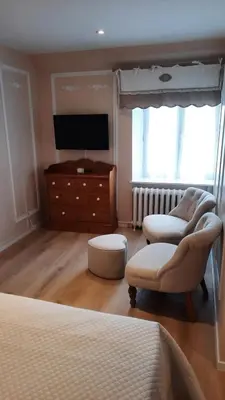 Télévision ou salle de divertissement dans l'établissement Maison charmante à Saint-Martin-des-Entrées