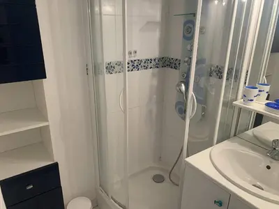 Salle de bains dans l'établissement Appartement lumineux à 50m de la plage de Cabourg, balcon, parking gratuit, 4 pers. - FR-1-465-119