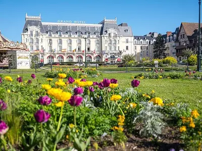 Jardin de l'établissement Appartement lumineux à 50m de la plage de Cabourg, balcon, parking gratuit, 4 pers. - FR-1-465-119