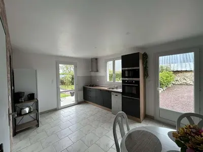 Cuisine ou kitchenette dans l'établissement Maison proche des plages du DDay
