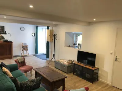 Télévision ou salle de divertissement dans l'établissement Gîte de l'hôtel Castel