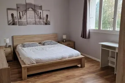 Un ou plusieurs lits dans un hébergement de l'établissement Refuge Urbain Chic avec Balcon