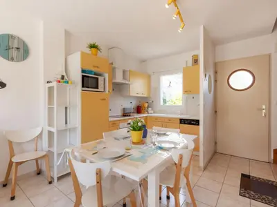Cuisine ou kitchenette dans l'établissement Holiday Home Oscar by Interhome