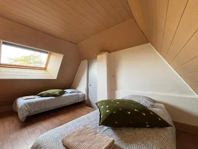 Un ou plusieurs lits dans un hébergement de l'établissement Rivage Maison spacieuse 10 p 5 chambres 2 sdb 2 WC tout confort avec jardin, belle terrasse aménagée, parking privatif, à 2 kms d'une petite plage, 3kms d'Omaha Beach et Port en Bessin
