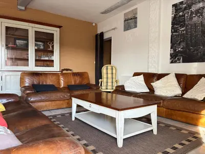 Coin salon dans l'établissement Rivage Maison spacieuse 10 p 5 chambres 2 sdb 2 WC tout confort avec jardin, belle terrasse aménagée, parking privatif, à 2 kms d'une petite plage, 3kms d'Omaha Beach et Port en Bessin