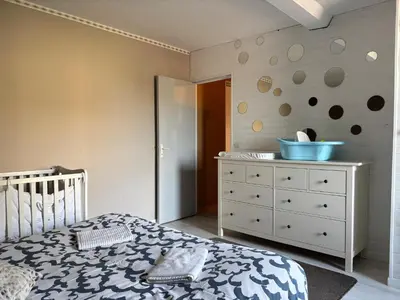 Un ou plusieurs lits dans un hébergement de l'établissement Rivage Maison spacieuse 10 p 5 chambres 2 sdb 2 WC tout confort avec jardin, belle terrasse aménagée, parking privatif, à 2 kms d'une petite plage, 3kms d'Omaha Beach et Port en Bessin