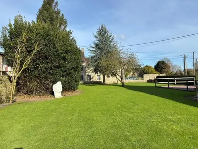Jardin de l'établissement Rivage Maison spacieuse 10 p 5 chambres 2 sdb 2 WC tout confort avec jardin, belle terrasse aménagée, parking privatif, à 2 kms d'une petite plage, 3kms d'Omaha Beach et Port en Bessin