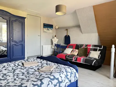 Un ou plusieurs lits dans un hébergement de l'établissement Rivage Maison spacieuse 10 p 5 chambres 2 sdb 2 WC tout confort avec jardin, belle terrasse aménagée, parking privatif, à 2 kms d'une petite plage, 3kms d'Omaha Beach et Port en Bessin