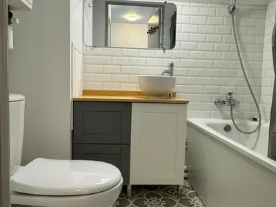 Salle de bains dans l'établissement Appartement rénové 2 pièces, face mer, Cabourg - FR-1-487-369