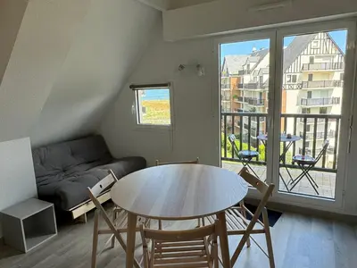 Coin salon dans l'établissement Appartement rénové 2 pièces, face mer, Cabourg - FR-1-487-369