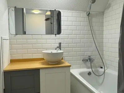 Salle de bains dans l'établissement Appartement rénové 2 pièces, face mer, Cabourg - FR-1-487-369