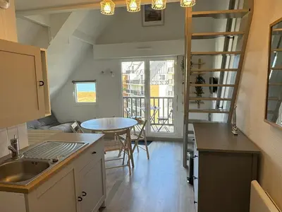 Cuisine ou kitchenette dans l'établissement Appartement rénové 2 pièces, face mer, Cabourg - FR-1-487-369