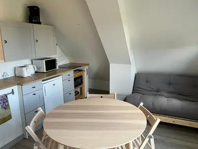 Cuisine ou kitchenette dans l'établissement Appartement rénové 2 pièces, face mer, Cabourg - FR-1-487-369