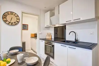 Cuisine ou kitchenette dans l'établissement Bel Appartement Cabourg