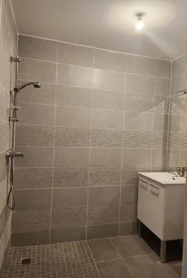 Salle de bains dans l'établissement Maison 600m de la mer, votre escapade idéale