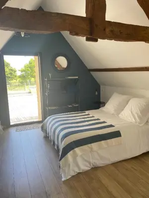 Un ou plusieurs lits dans un hébergement de l'établissement Chambre bleue des Perriots