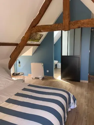 Un ou plusieurs lits dans un hébergement de l'établissement Chambre bleue des Perriots