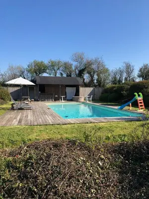 Piscine de l'établissement Chambre bleue des Perriots ou située à proximité