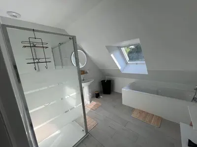 Salle de bains dans l'établissement Les Côtes Normandes