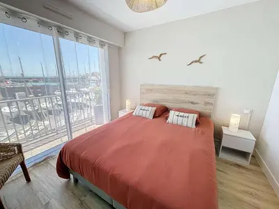 Un ou plusieurs lits dans un hébergement de l'établissement Appartement cosy avec balcon, port de Granville, 2 pers. - FR-1-361-550