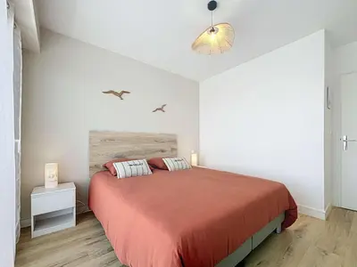 Un ou plusieurs lits dans un hébergement de l'établissement Appartement cosy avec balcon, port de Granville, 2 pers. - FR-1-361-550