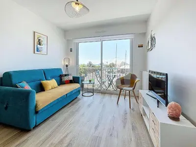 Télévision ou salle de divertissement dans l'établissement Appartement cosy avec balcon, port de Granville, 2 pers. - FR-1-361-550