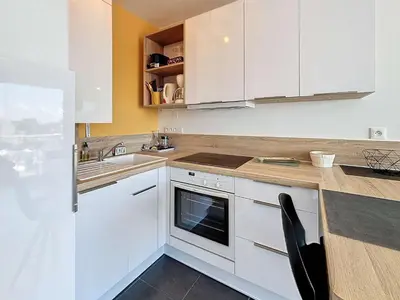 Cuisine ou kitchenette dans l'établissement Appartement cosy avec balcon, port de Granville, 2 pers. - FR-1-361-550