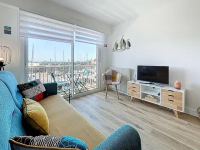 Télévision ou salle de divertissement dans l'établissement Appartement cosy avec balcon, port de Granville, 2 pers. - FR-1-361-550