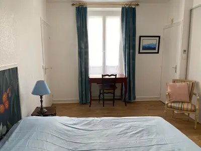 Un ou plusieurs lits dans un hébergement de l'établissement Appartement duplex Luc sur Mer, en face de la plage