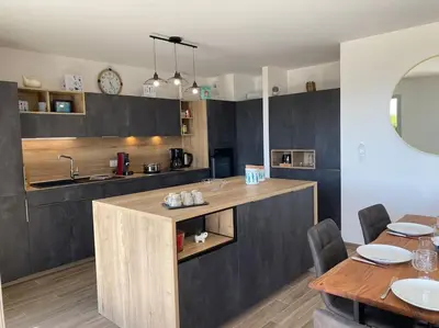Cuisine ou kitchenette dans l'établissement L'Abri Côtier