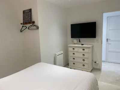 Télévision ou salle de divertissement dans l'établissement La Plage