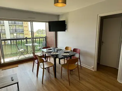 Coin salon dans l'établissement Cabourg: Bel appartement 3 pièces vue mer, 2 balcons, animaux admis - FR-1-487-370