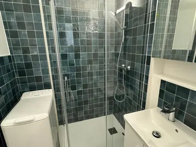 Salle de bains dans l'établissement Cabourg: Bel appartement 3 pièces vue mer, 2 balcons, animaux admis - FR-1-487-370