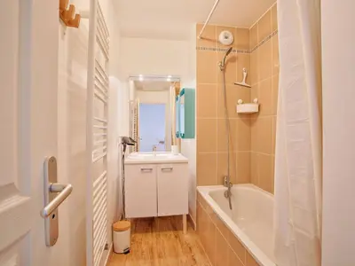 Salle de bains dans l'établissement Appartement familial à 250m du golf et de la plage, parking inclus - Varaville - FR-1-788-16