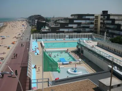 Piscine de l'établissement Studio - balcon - bord de mer ou située à proximité