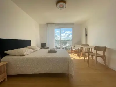 Un ou plusieurs lits dans un hébergement de l'établissement Studio - balcon - bord de mer