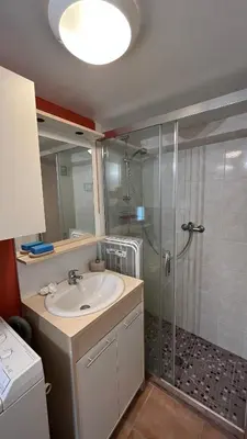 Salle de bains dans l'établissement Maisonnette calme