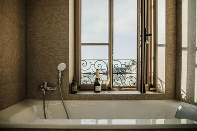 Salle de bains dans l'établissement Le Mora Hôtes