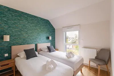 Un ou plusieurs lits dans un hébergement de l'établissement Home by the Sea - Maison Cancale proche de la mer